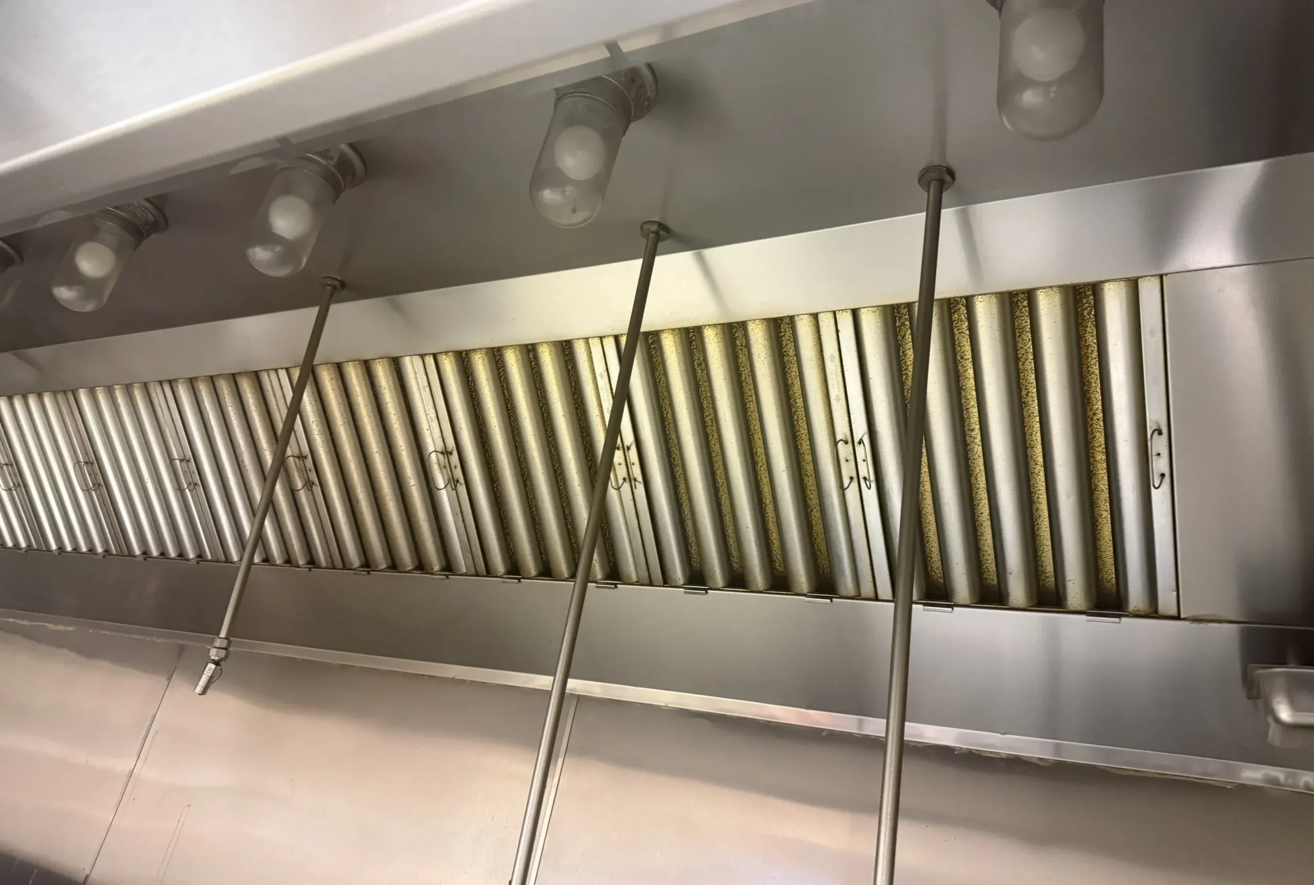Commercial kitchen exhaust hood with stainless baffle filters